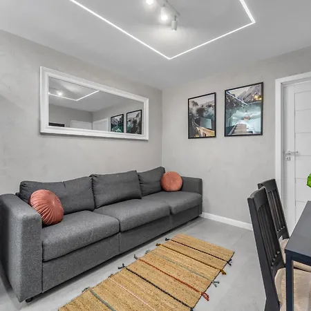 Stylish 2br & 2 Bathrooms * Warschau